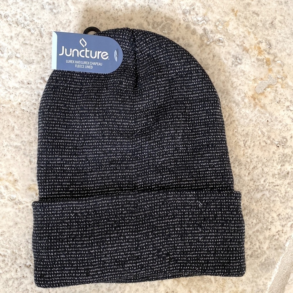 Juncture knit cap Women’s NWT Wool blend, fleece lined. Black/ silver. OS